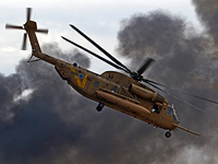 Вертолет Sikorsky CH-53 ("Ясур") во время показательного полета