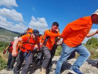 Спасатели и полицейские эвакуировали женщину, травмированную во время похода в Иудейских горах