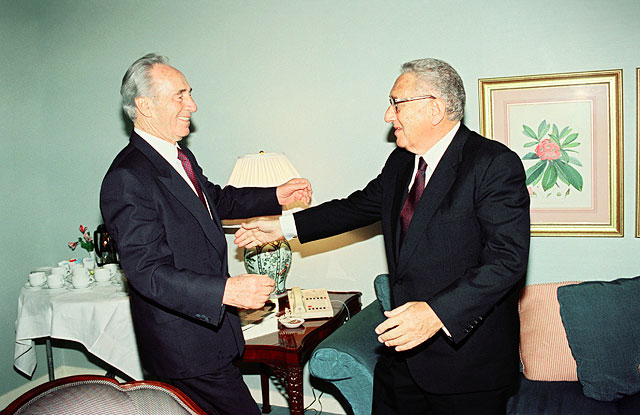 С Шимоном Пересом, 1993 год
