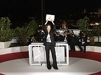 Обладателем Золотой пальмовой ветви, главной награды 76-го Каннского кинофестиваля, стала картина "Траектория падения" французского режиссера Жюстин Трие