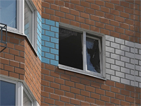 Судя по всему, атака осуществлялась разноразмерными дронами. Один из них попал в окно жилого дома, разбив стекло, но не повредив раму и не взорвавшись.