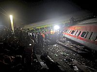 
Столкновение поездов на востоке Индии, сотни погибших