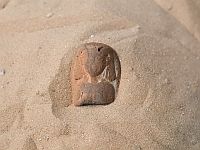 Пенсионерка нашла на пляже Пальмахим древнеегипетскую статуэтку богини любви