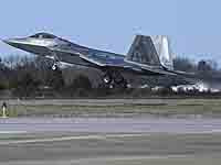 США перебрасывают на Ближний Восток истребители F-22 из-за "опасного поведения российских самолетов"