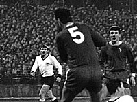 Джон Холлинс (номер 5) в матче "Челси" - сборная клубов Германии в 1965 году