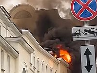 В центре Москвы возникло несколько сильных пожаров, горело здание, где расположены рестораны "Кафе Пушкин" и "Турандот"