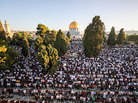 Wafa: в пятничной молитве около мечети Аль-Акса в Иерусалиме участвовали примерно 50 тысяч мусульман, были упомянуты "души шахидов Палестины"