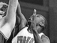 Марк Уэст в матче НБА в 1989 году
