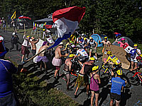 14-й этап "Тур де Франс" был прерван из-за массового падения велосипедистов