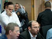 Парламентские помощники, участвовавшие в беспорядках в зале комиссии по законодательству, удалены из здания Кнессета на неделю