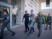 Демонстрация у полицейского участка, двое задержанных