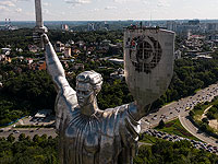 Со статуи "Родины-матери" в Киеве демонтирован герб СССР