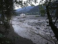 Сход оползня на горном курорте в Грузии: не менее 11 погибших, десятки пропавших без вести