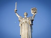 На монументе "Родина-мать" в Киеве установлен украинский трезубец