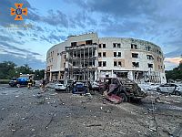 Последствия российского ракетного удара по Запорожью: частично разрушены гостиница и два дома, погибла женщина, среди пострадавших дети