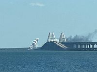 Нанесен ракетный удар по Крымскому мосту. Местные жители: "Четыре попадания". Власти РФ: "Это дымовая завеса"