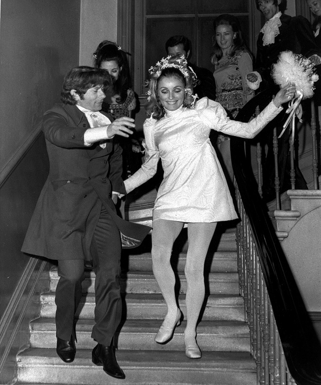 Свадьба актрисы Шэрон Тейт и Романа Полански в Челси, Лондон, 1968. Тейт была на 9 месяце беременности, когда была зверски убита "членами семьи Мэнсона". 