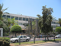 Возле гимназии "Герцлия" в Тель-Авиве прошел митинг в поддержку директора