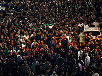 Тысячи людей провожают в последний путь имама, убитого возле мечети в Кафр-Каре
