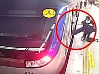 В Тегеране девушка впала в кому после инцидента в метро. Возможно, речь идет об очередном нападении "полиции нравов"