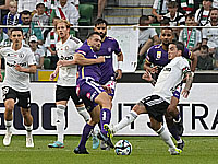 Жосуэ (в белом) ведет борьбу за мяч в матче Лиги конференций