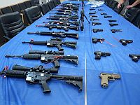 Масштабная операция против торговцев оружием, задержаны десятки подозреваемых