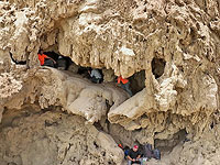 Пещера возле Эн-Геди, где были найдены мечи.