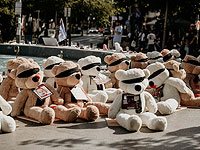 Медведи на площади Дизенгоф: не забывайте о детях, похищенных террористами. Фоторепортаж