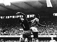 Пеле забивает гол в финале чемпионата мира 1958 года