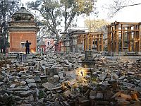 Число жертв землетрясения в Непале растет: около 140 погибших