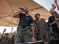 Идан Райхель во время выступления перед военнослужащими ЦАХАЛа