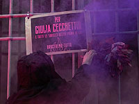 Студенты размещают плакат в честь Джулии Чеклеттин во время флешмоба «Минута шума для Джулии» возле Государственного университета в Милане, Италия