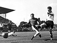 Олимпиада 1956. Рольф Гейгер бьет по воротам сборной СССР