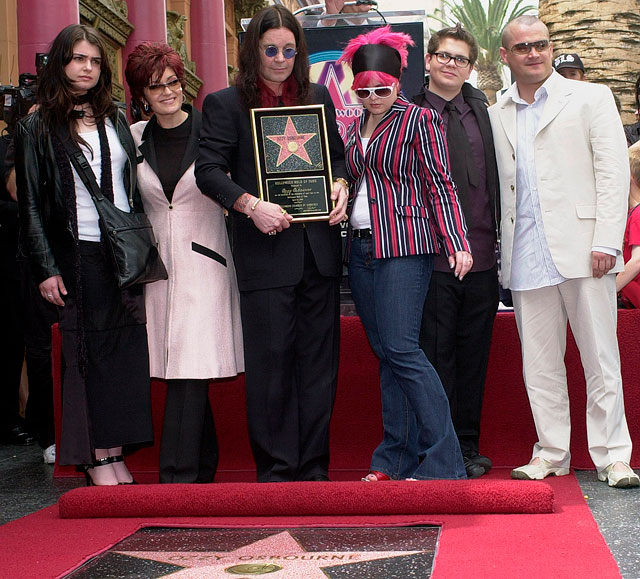 Ozzy (в центре) со своей семьей (слева направо), дочерью Эйми, женой Шэрон, дочерью Келли, сыном Джеком и его сыном Луи после того, как был удостоен звезды на Голливудской Аллее славы. 2002 год