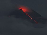 Извержение вулкана Мерапи в Индонезии, погибли туристы