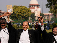 Юристы и адвокаты празднуют решение Верховного суда Индии, поддержавшего решение правительства об отмене особого статуса штата Кашмир. Нью-Дели, Индия, 11 декабря 2023 года