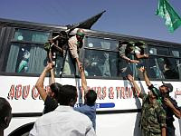 Автобус с освобожденными в обмен на Гилада Шалита террористами приветствуют в Газе