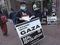 Антиизраильская манифестация около ворот Гарварда