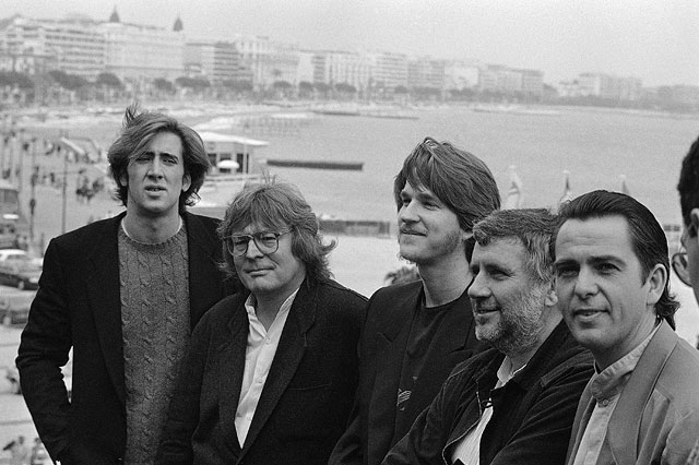 Слева направо: Николас Кейдж, режиссер Алан Паркер, Мэттью Модайн, продюсер Алан Маршалл и Питер Гэбриэл, 1985 год