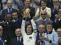 Франц Беккенбауэр поднимает кубок чемпионата мира по футболу после победы в финале над сборной Нидерландов. 1974 год