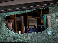 Недалеко от Хизмы автобус подвергся "каменной атаке", два человека получили травмы