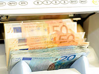 Полицейский нашел в автобусе забытый пассажиром пакет с 30 тысячами евро и вернул владельцу