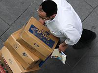Торговец с коробками "Турецкого кофе". Иллюстрация