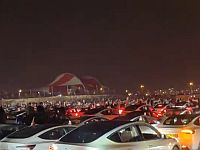 В Петах-Тикве сотни владельцев автомобилей Tesla устроили световое шоу в поддержку заложников

