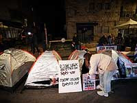 Родственники похищенных установили протестные палатки возле дома семьи Нетаниягу