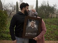 Старший брат и мать Тауфика Абдель Джаббара с его портретом