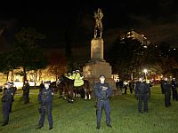 В Мельбурне накануне Дня Австралии сброшена статуя капитана Кука