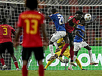 Первым четвертьфиналистом Кубка африканских наций стала сборная Анголы. Несмотря на удаление вратаря