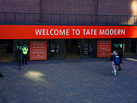 У галереи Tate Modern в Лондоне прошла акция против сексуального насилия ХАМАСа