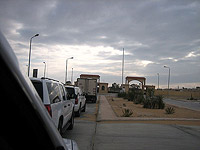 Протестующие перекрыли путь колонне гуманитарной помощи: грузовики вернулись в Египет
